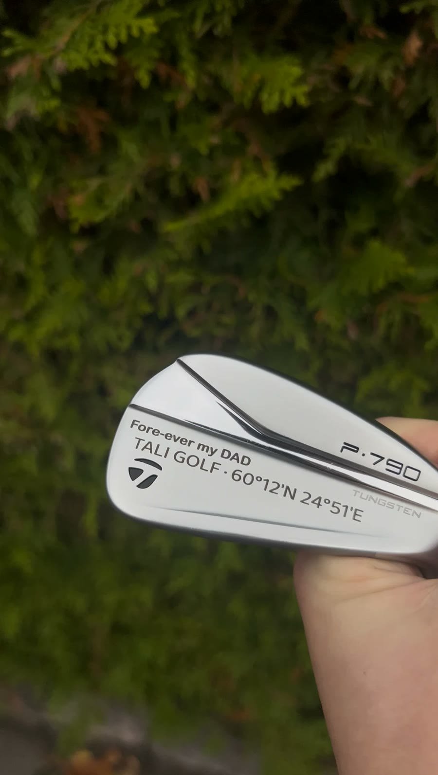 Teksti "Fore-ever my DAD" ja Talin golfkentän koordinaatit kaiverrettuna P790-rautaan