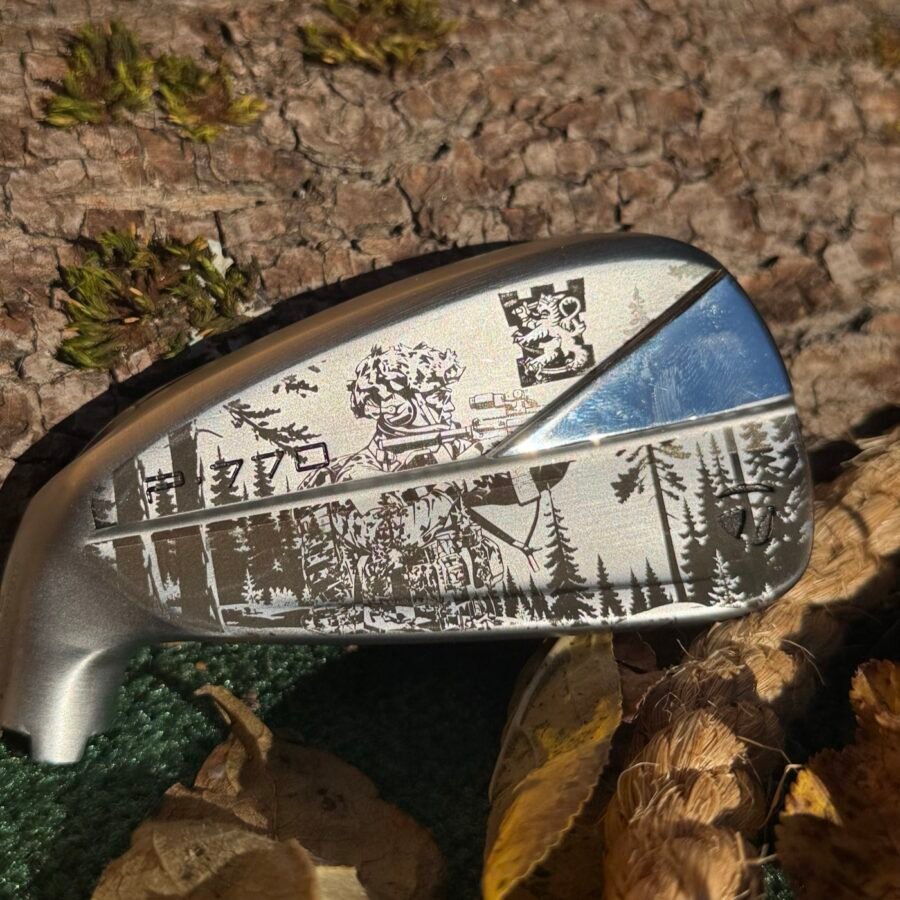 Yksityiskohtainen metsämaisema, sotilas ja leijonavaakuna laserkaiverrettuna TaylorMade-rautaan